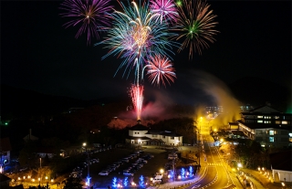 雲仙温泉街 イルミネーションと花火の祭典『雲仙灯りの花ぼうろ2019』