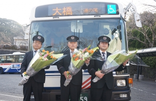 【長崎バス】長崎北高・北陽台卒業生からスクールバス運転者へ花束を頂きまし…