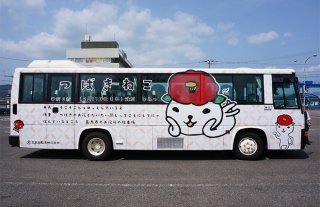 『つばきねこ』がいっぱい！五島市イメージキャラクターラッピングバス走行中
