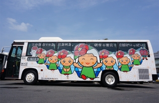五島市イメージキャラクターラッピングバス３『ごとりん』走行中！
