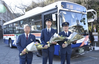 北高校・北陽台高校卒業生から長崎バスへ感謝の花束贈呈