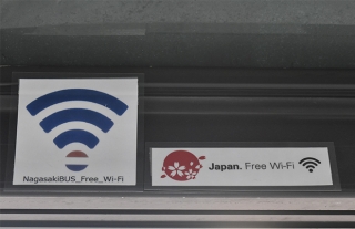 【長崎バス】主要バス停へ無料Wi-Fi及び多言語バス停案内板を設置