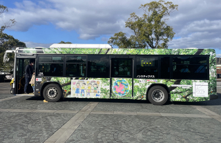 【平和バス:クスノキプロジェクト】ラッピングバス走行中!