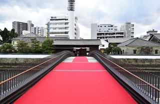 長崎・出島に130年ぶりとなる「出島表門橋」が開通！