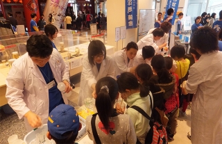 長崎大学水産学部 「ミニ鴻洋祭」体験実験 inココウォーク