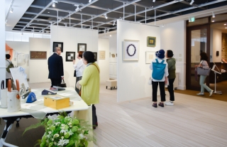 【樂ギャラリー】『l’art du fil のむらとみこ 糸のアート作品展』好評開催中
