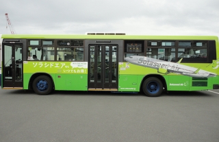 【株式会社ソラシド・エア】ラッピングバス走行中！