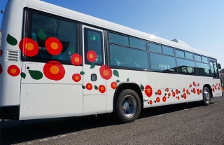 【五島バス】路線バスに「椿の花」をデザインしたラッピングバス　登場！